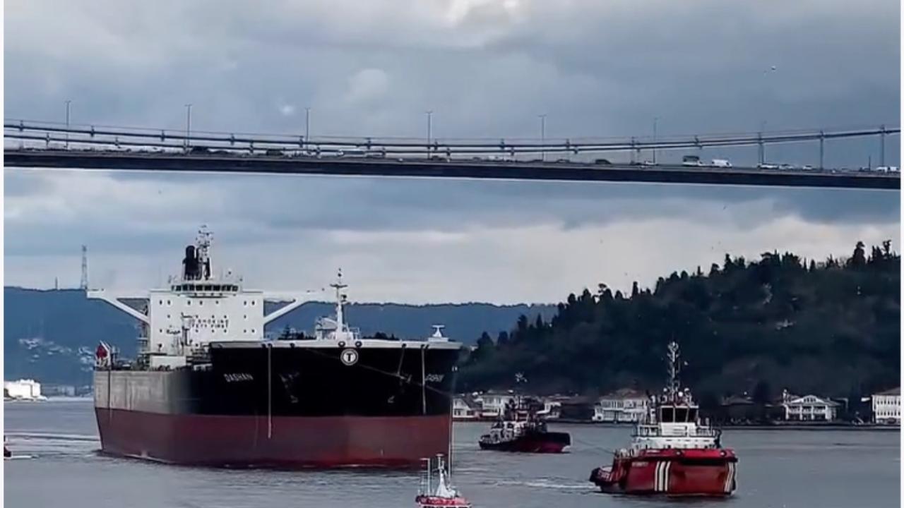 İstanbul Boğazı'nda "Hayalet" Alarmı: Vurulan Tanker Geçti