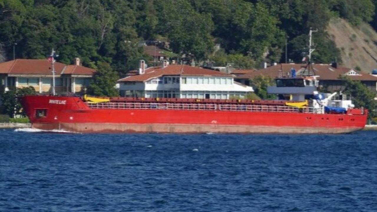 Yaşlı bir yük gemisi Marmara Denizi'nde karaya oturdu