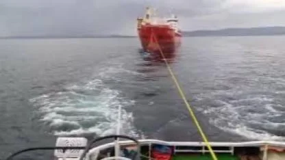 Çanakkale açıklarında arızalanan gemi güvenli bölgeye  çekildi