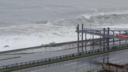 Karadeniz Sahil Yolu dev dalgaların altında kaldı