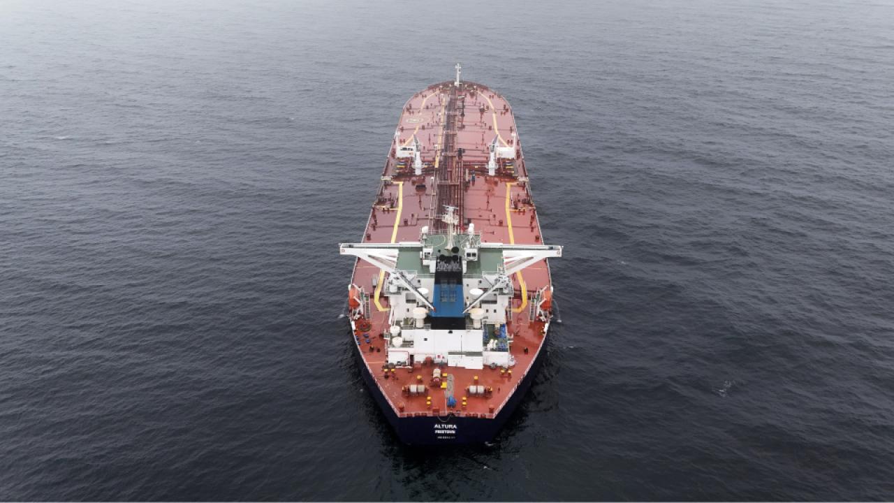 İstanbul Boğazı'na yaklaşırken vurulan MT Altura görüntülendi