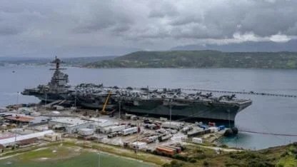USS Gerald R. Ford onarım için Girit limanına yanaştı