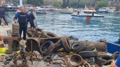 38 profesyonel dalgıç su altına indi, denizden 5 ton atık çıkardı!