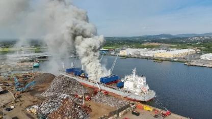 Newport Limanı’nda Hurda Metal Yüklü Gemide Yangın