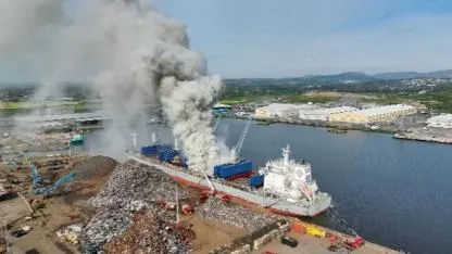 Newport Limanı’nda Hurda Metal Yüklü Gemide Yangın