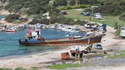 Demircili Koyu'nda bırakılan hurda gemiye tepki büyüyor