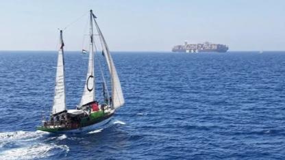 Aktivistler,  MSC'ye ait bir konteyner gemisini kuşattı!