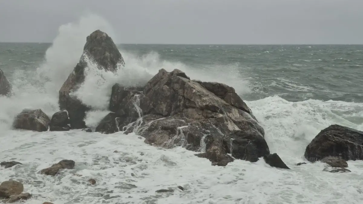 Doğal gaz sondaj gemileri Amasra Limanı'na sığındı