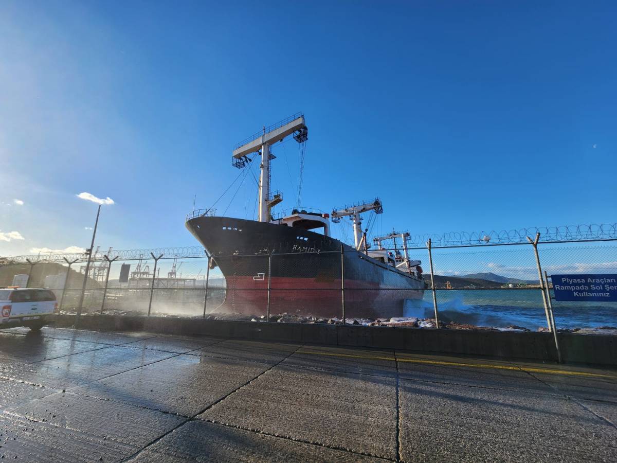 Ege Gübre Limanı Açıklarında Kuruyük Gemisi Karaya Oturdu