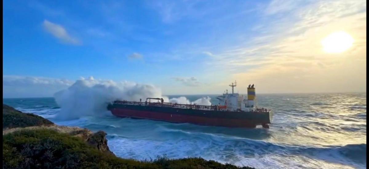 Vurulan Dev Tanker Bozcaada’da Karaya Oturdu!