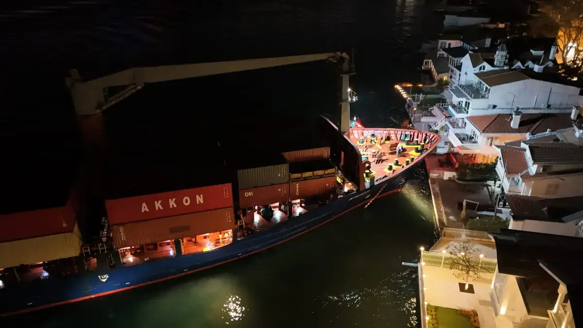 İstanbul Boğazı'nda gemi arızası. Yalıya çarpmaya metreler kalmıştı