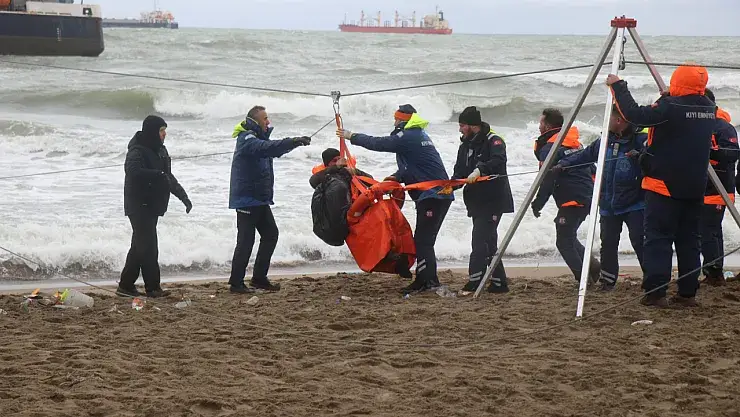 Karasu'da Gemi Kurtarma Çalışmaları Devam Ediyor