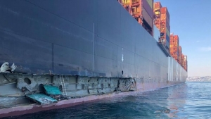 398 metrelik konteyner gemisi Ambarlı&#039;da yanaşırken iskeleye çarptı!