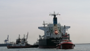 Haydarpaşa önlerinde karaya oturan 197 metrelik gemi Ahırkapı’ya demirletildi!