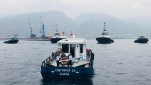 Beybaba Kaptan Altay Altuğ denize bırakılan çelenklerle anıldı!
