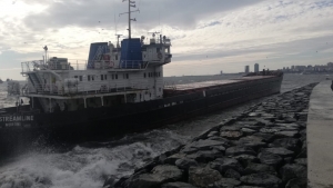 Hacizli gemi Zeytinburnu&#039;nda demir tarayarak sürüklendi!